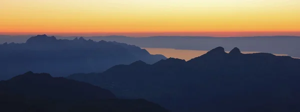 Mountains and stripe of Lake Geneva at sunset — Stock Photo, Image