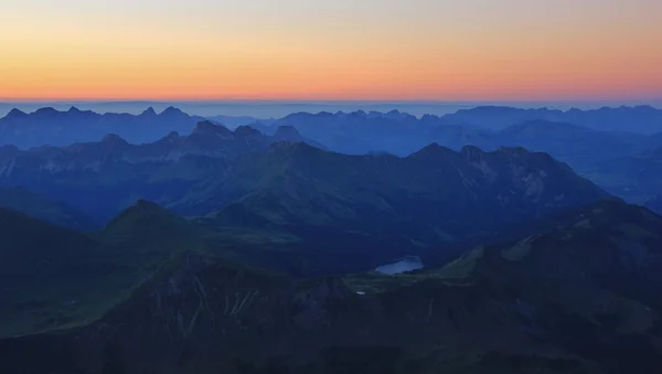 Letní západ slunce v švýcarských Alpách — Stock fotografie