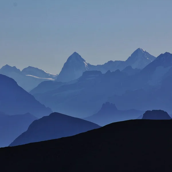 Altas montañas en el Oberland bernés — Foto de Stock