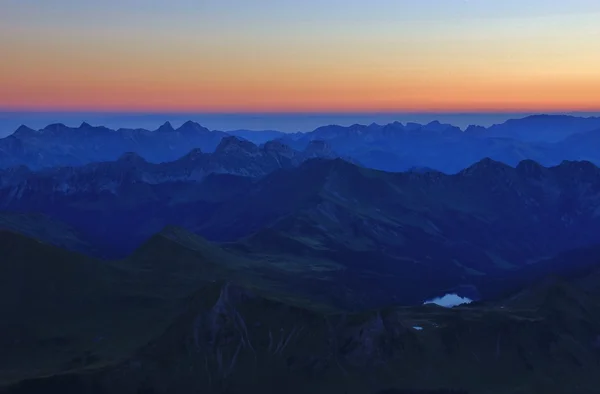 夏天的早晨，在瑞士阿尔卑斯山 — 图库照片