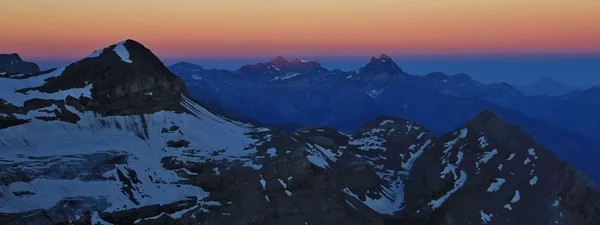 Dents du Midi и Tete Ronde на восходе солнца — стоковое фото