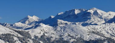 Bernese Oberland dağlarda kar kaplı