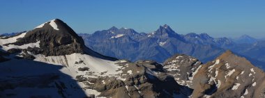 Yüksek dağ ezik du Midi, seks Rouge görünümünden