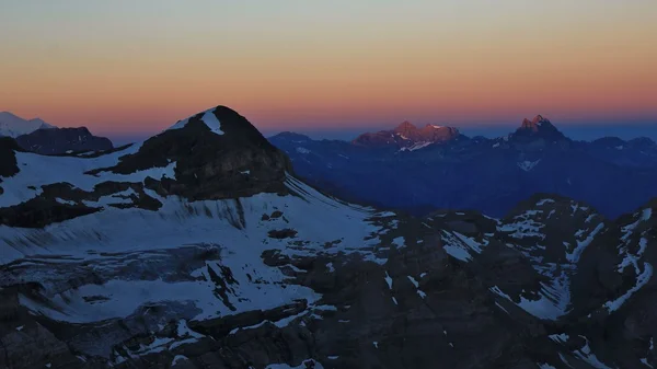 Wysokie góry Dents du Midi o wschodzie słońca — Zdjęcie stockowe