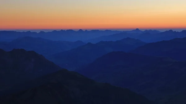 Gstaad és a környező hegyekre, napkelte előtt — Stock Fotó