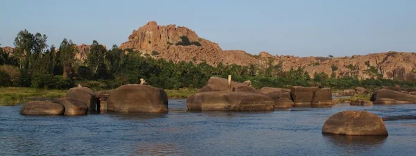 Tungabhadra River and granite mountain — Stock Photo, Image