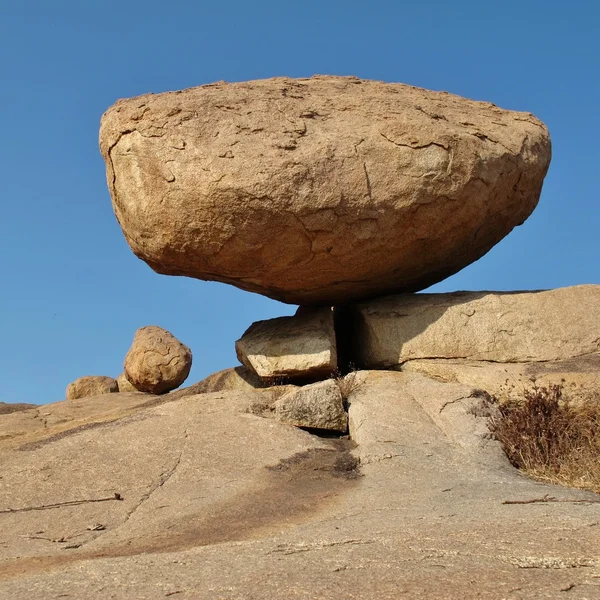 Granit rocher équilibrage sur un bord — Photo