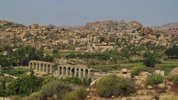 Ruins of an old Bridge and granite mountain in Hampi — Stock Photo, Image