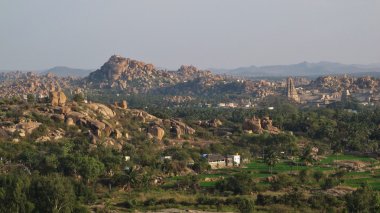 Antik kenti Hampi ve granit dağlar