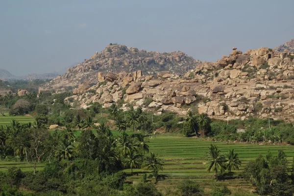 Granite mountain and rice paddy in Hampi — Stock Photo, Image