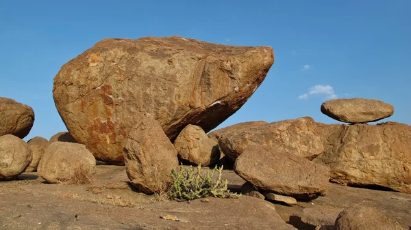 Grand rocher de granit populaire pour l'escalade — Photo