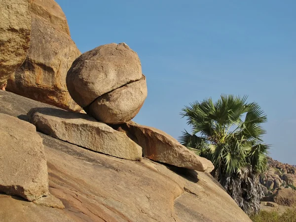 Balancing round granite boulder in Hampi — Stock Photo, Image