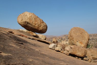 Büyük kayanın üzerinde küçük bir kenar Dengeleme