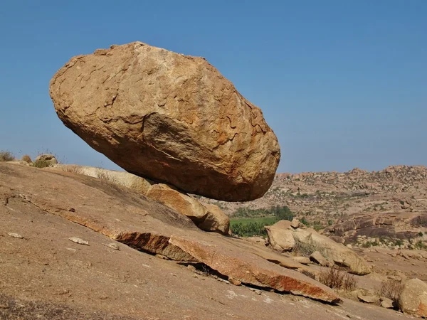 Hovering rocher de granit à Hampi — Photo