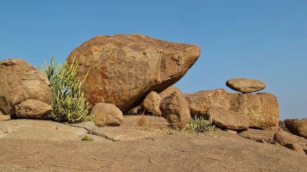 Big boulder in Hampi popular for bouldering — Stock Photo, Image