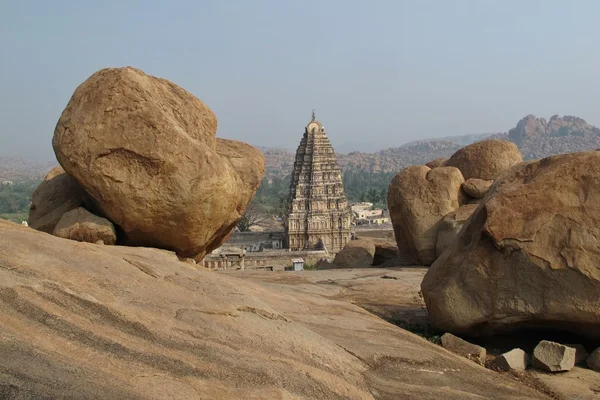 Templo e grande pedra de granito em Hampi — Fotografia de Stock