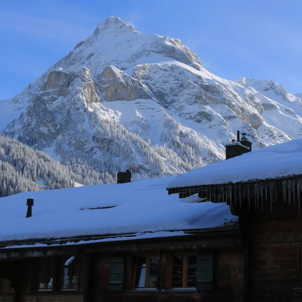 从Gsteig Bei Gstaad看到的Spitzhorn山 — 图库照片