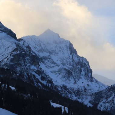 Güneş bulutu Arpelistock Dağı 'nın üzerinde.