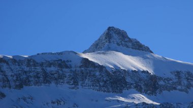 Oldenhorn Dağı üzerinde mavi gökyüzü.