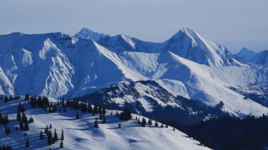 Bernese Oberland 'de kar, Horefluh, İsviçre' den görülen dağ sıralarını kaplamıştı..