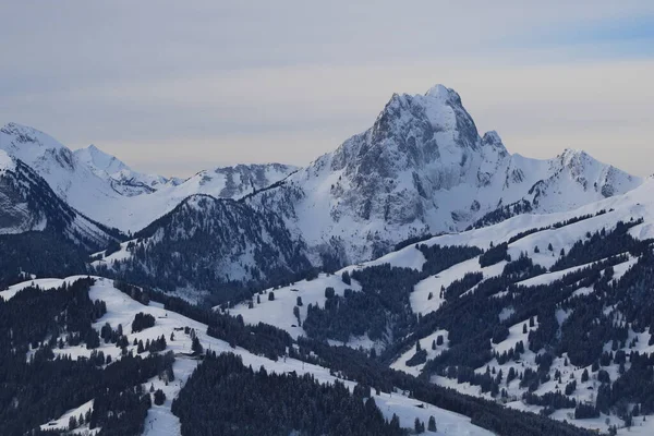 スイスのホーネグリから見たエグリスキー場とガンムフルー山 — ストック写真