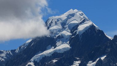 Aşçı ve bulut dağının tepesindeki buzullar.