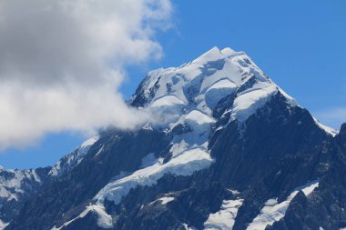 Cook Dağı 'nın zirvesi ve bulut.