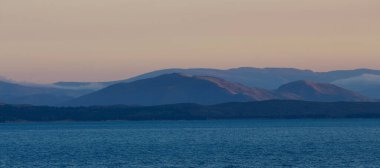 İki Parmak Dağları sisli bir yaz akşamında.