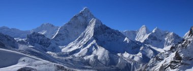 Ama Dablam Dağı yeni kar yağışından sonra.
