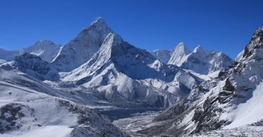 Popüler tırmanış zirvesi Ama Dablam.