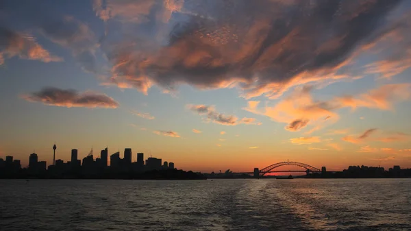 Sydney Üzerinde Renkli Bir Akşam Gökyüzü — Stok fotoğraf