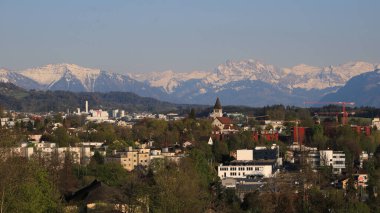 Wetzikon 'daki evler ve dağlarla kaplı karlar.