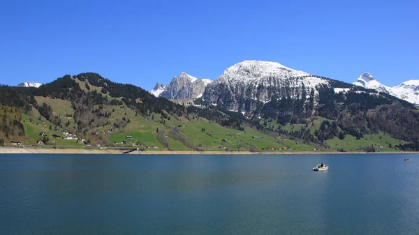 Cena Primavera Schwyz Canton Lago Wagital Pequena Aldeia Montanhas Cobertas — Fotografia de Stock