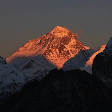 Gün batımında dünyanın en yüksek dağı. Everest Dağı 'nın aydınlık zirvesi.