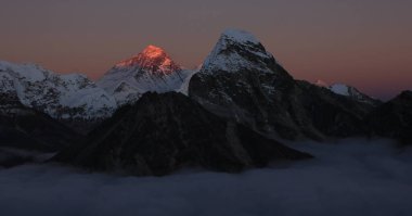 Gün batımında Everest Tepesi.
