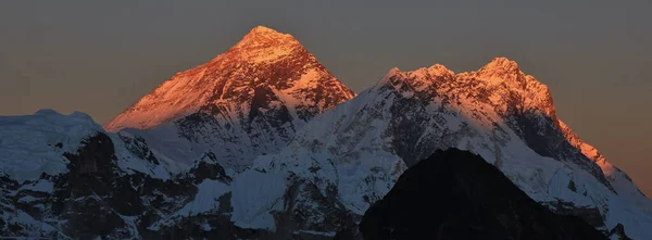 日没時にエベレストとヌプツェ山 五経里からの眺め — ストック写真