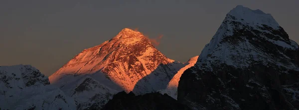 Montaña Más Alta Del Mundo Atardecer Pico Iluminado Del Monte — Foto de Stock