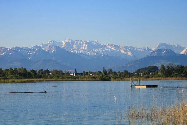 スイスのウェツィコンと雪の山の範囲をキャップの遠くの景色 — ストック写真