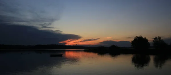Vista Pôr Sol Auslikon Wetzikon Céu Vermelho Brilhante Costa Lago — Fotografia de Stock