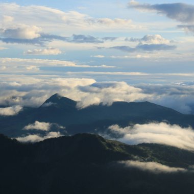 Parlak güneş Entlebuch Bölgesi 'nde bulutları aydınlattı, Lucerne Canton. İsviçre Alplerinde sabah sahnesi Brienzer Dağı Rothorn 'dan.