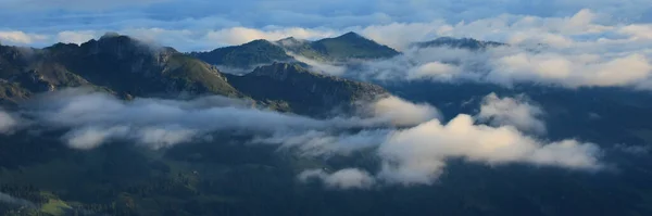 雨の後の朝にエントルブーチ 緑の丘や山の上に雲や霧が持ち上げる — ストック写真