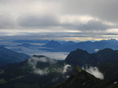 Brienzer Dağı 'ndan gün doğumu sahnesi görüldü. Stanserhorn ve Lucerne 'e doğru bak. Yağmurlu bir geceden sonra sis yavaşça kalkıyor.
