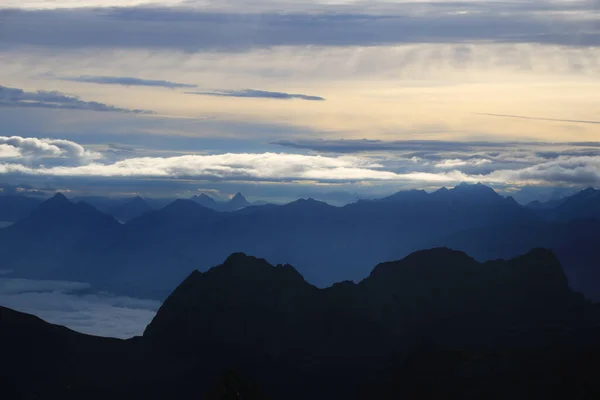 Dramatyczne Poranne Niebo Nad Górą Stanserhorn Innymi Górami Alp Szwajcarskich — Zdjęcie stockowe