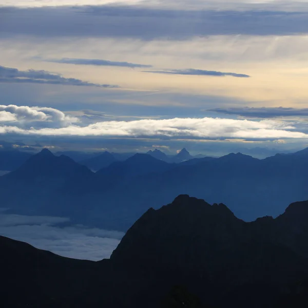 在斯坦塞霍恩山和瑞士阿尔卑斯山的其他山上 晨曦壮观的天空 — 图库照片