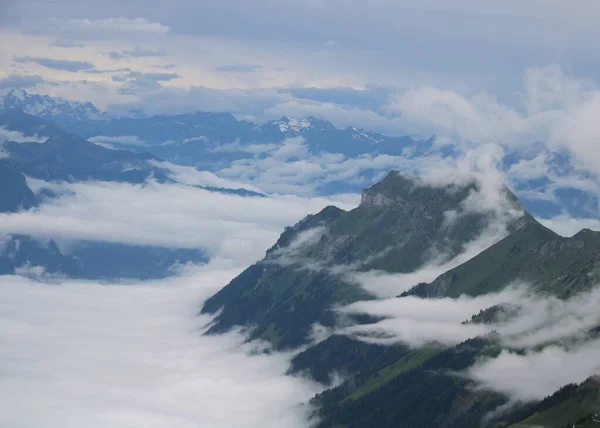 ブリエンザー ロソーンから見たオーグストマトーン インターラーケンの近くの山 霧が飛び交う — ストック写真