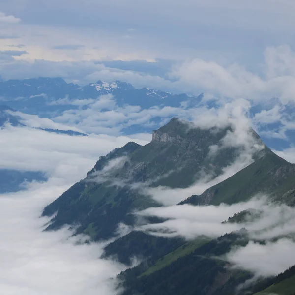 ブリエンザー ロソーンから見たオーグストマトーン インターラーケンの近くの山 霧が飛び交う — ストック写真