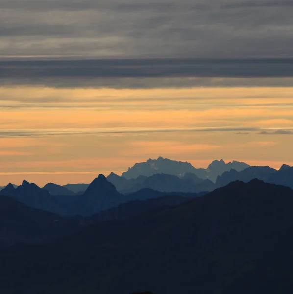 Strahlend Gelber Morgenhimmel Über Grosser Mythen Saentis Und Anderen Bergen — Stockfoto