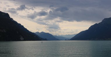 Dağların ve Brienz Gölü 'nün üzerindeki dramatik gökyüzü, İsviçre.