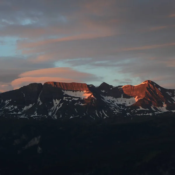 Ciel Matinal Mouvementé Sur Une Chaîne Montagnes Dans Oberland Bernois — Photo