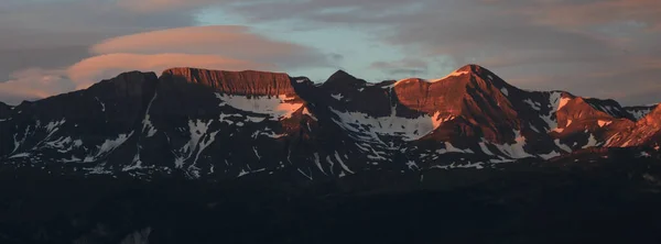 Ciel Matinal Mouvementé Sur Une Chaîne Montagnes Dans Oberland Bernois — Photo